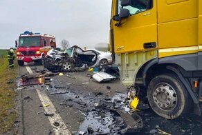 Авария дня. Столкновение легкового автомобиля с грузовиком в Словакии
