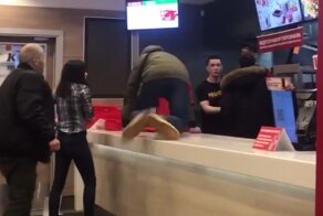 «Ведро курицы отдал сюда, пока я тебя не изнасиловал»: в Петербурге напали на сотрудников KFC