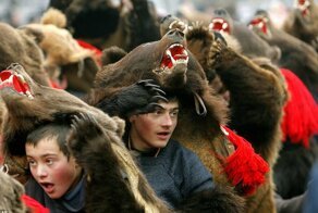 Зачем румыны наряжаются в шкуры медведей и танцуют на улицах