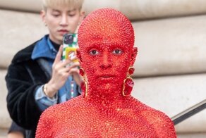 Кошмар трипофоба: певица Doja Cat покрыла себя 30 000 кристаллов к Парижской неделе моды