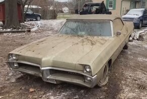Pontiac Bonneville 1967 года проходит первую мойку за 40 лет