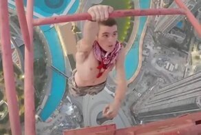 Скалолаз-экстремал забрался на высоченный кран в Дубае под видом рабочего