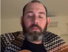 Юмориста Слепакова хотят лишить гражданства за "смешную" песню о гибели российского солдата