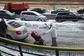 Еще граблями машет: таксист наехал на женщину с коляской