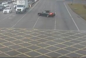 В Краснодаре дрифтер на BMW хотел красиво войти в поворот, но попал на дорогой ремонт