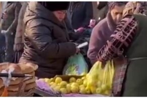Продавщица обманывает покупателей на рынке