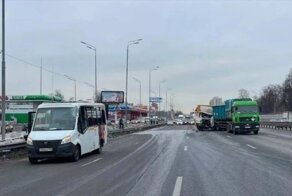 Авария дня. В Подмосковье столкнулись грузовик, мусоровоз и маршрутка