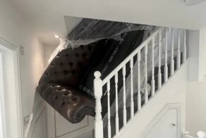 Неудачный переезд: грузчики намертво заперли лестницу диваном