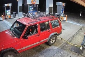 В США недалёкие бандиты не смогли разбить банкомат автомобилем