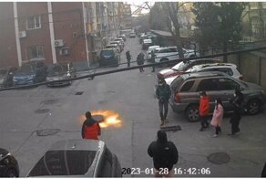 Опасный эксперимент: в Китае подросток бросил петарду в канализацию