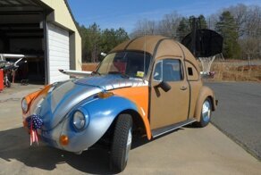 Volkswagen Beetle 1975 года с баскетбольным кольцом