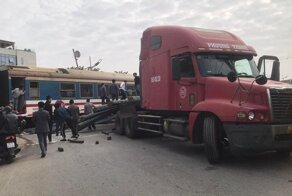 Момент столкновения поезда с тягачом во Вьетнаме попал на камеру