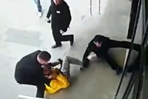 Битва за парфюм: бородач подрался с тремя охранниками, спалившими его на краже туши и духов