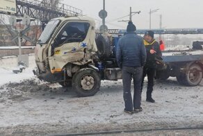 Поезд протаранил эвакуатор на ж/д переезде в Ижевске