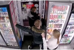 Нетрезвая парочка грубиянов пытается сбежать из магазина не заплатив
