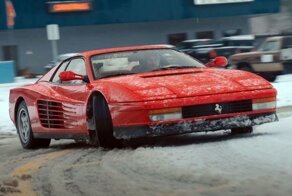 Посмотрите, как Ferrari Testarossa скользит по заснеженным дорогам