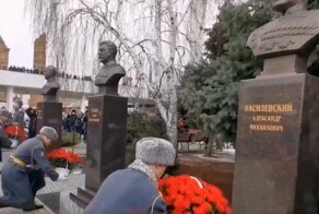 Волгоград переименовали в Сталинград и поставили бюст в честь вождя народов