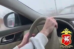 В Крыму две девушки без спроса покатались на машине нового знакомого и заработали статью