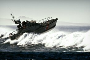 Береговая охрана США спасла жизнь моряку, с опрокинутой волной яхты