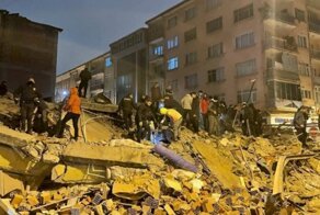 В Турции - мощнейшее землетрясение. Обрушение многоэтажного дома попало на видео