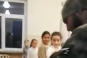 Живой: трогательная встреча военнослужащего с дочкой