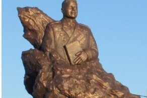 "Это он в чём?": под Иркутском открыли памятник советскому генералу, который наводит на неприятные ассоциации