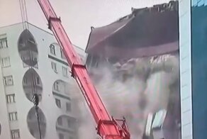 Очередное землетрясение обрушило дом в прямом эфире турецкого телеканала
