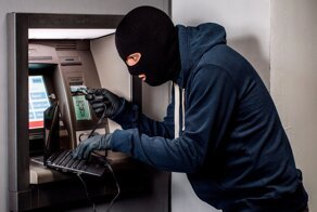 В Астане воры протащили терминал банкомата волоком по снегу через весь город