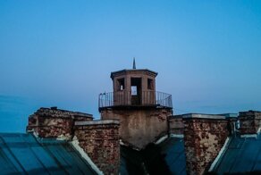 Загадка советского ампира: зачем на крышах сталинских зданий строили небольшие домики?