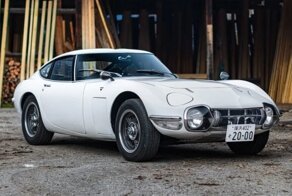 Эта японская красавица ошеломила толпу на аукционе RM Sotheby's в Париже
