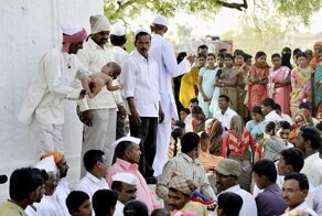 Бросок веры: зачем в Индии родители сбрасывают своих детей с крыш храмов