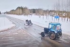 Женщина перевернулась на кроссовере при попытке обогнать поворачивающий трактор