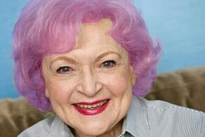 Зачем пенсионерки красят волосы в фиолетовый цвет