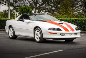 Станьте королём дорог за рулём Chevrolet Camaro SS 30th Anniversary Edition 1997 года выпуска