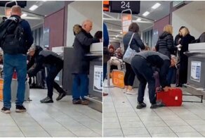 Пассажир пытается впихнуть свой чемодан в калибратор