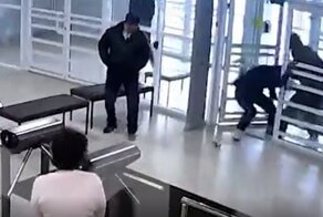 В челябинскую школу ворвались люди с молотками и травматами и устроили «разборку»
