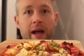 Парень похудел, поедая пиццу на завтрак, обед и ужин