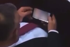 Сербского депутата поймали на просмотре порно во время важного заседания