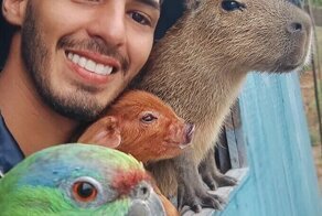 Студент-агроном живёт на ферме с животными, и умиляет соцсети