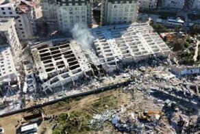 В Стамбуле задержали владельца компании, построившей развалившийся при землетрясении ЖК Rönesans Rezidans