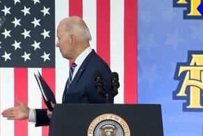 Раскрыта страшная тайна с кем все время здоровается Байден