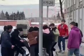 Толпа мигрантов в Москве избила парня, заступившегося за девушку