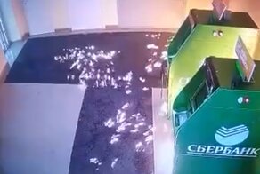 Разлила жидкость и подожгла: в Татарстане пенсионерка хотел сжечь банк