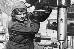 10 пронзительных кадров о советских женщинах и их трудовом подвиге во время Великой Отечественной войны