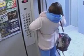 В Казани девушка повисла в лифте на поводке от собаки и чуть не погибла