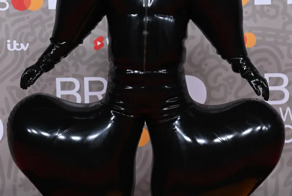 "Голливуд идёт на дно": нелепые образы звёзд на красной дорожке