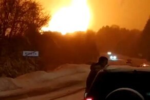 "Я стою в пятистах метрах. Жар даже здесь...": на газопроводе в Ярославской области прогремел взрыв