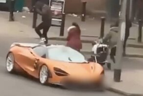 В Лондоне неизвестный потоптался по суперкару McLaren стоимостью более 20 миллионов рублей