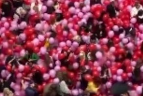 Экология? Не слышали! В столичном ТЦ на посетителей высыпали 40 тысяч воздушных шаров