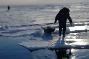 "Серёга, льдину разворачивай!": на Сахалине рыбаков уносит на льдине в море